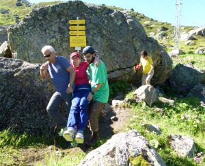 Zwei Kletterer der GäMSen tragen in den Bergen ein Vereinsmitglied
