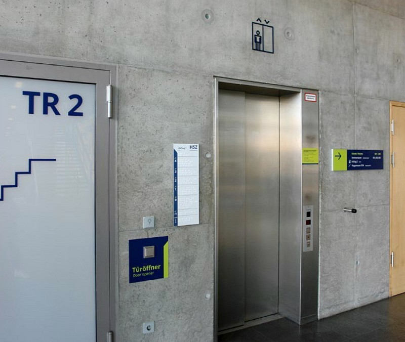 Barrierefrei gestalteter Aufzug der TU Dresden