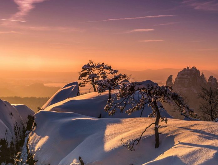 Verschneite Berglandschaft bei Sonnenuntergang