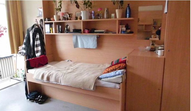 Haftraum der Lebensälteren-Abteilung in der JVA Bielefeld-Senne mit erhöhtem Bett