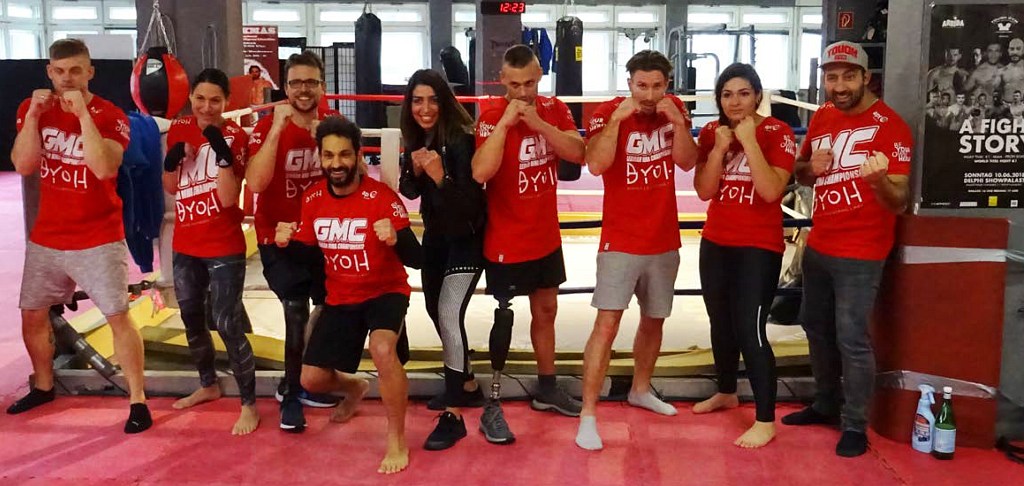 Gruppenbild mehrerer Kampfsportler mit und ohne Prothesen im Boxstudio