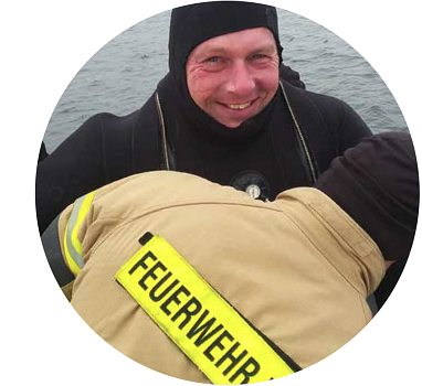 Porträt von Jörg Gerken im Tauchanzug beim Feuerwehreinsatz