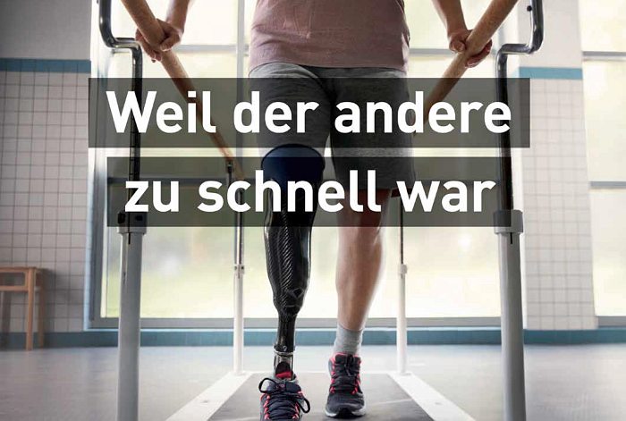 Unterkörper einer Frau mit Beinprothese beim Gehtraining, davor steht der Schriftzug "Weil der andere zu schnell war"