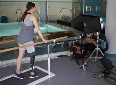 Frau mit Beinprothese beim Dreh der Kampagne "Runter vom Gas"