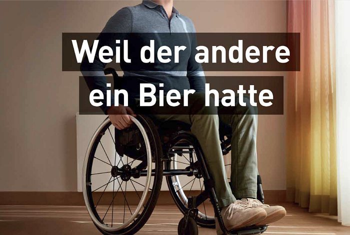 Ein Mann im Rollstuhl, davor steht der Schriftzug "Weil der andere ein Bier hatte"