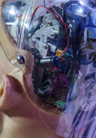 Die transparente Schädeldecke des Roboters Sophia mit sichtbarer Hardware