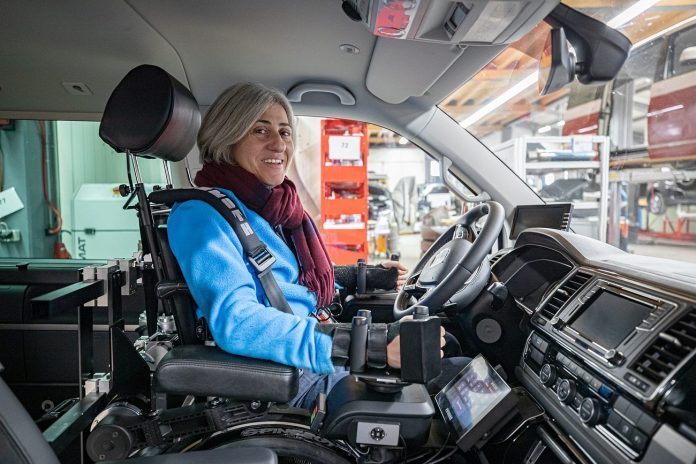 Elenie Fischer auf dem Fahrersitz ihres neu umgebauten Autos