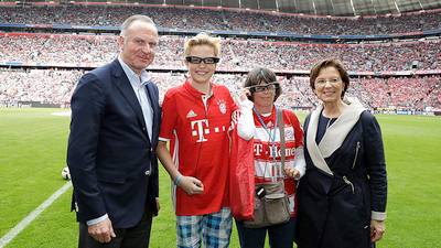 Fans mit Augmented-Reality-Brillen in der Allianz Arena