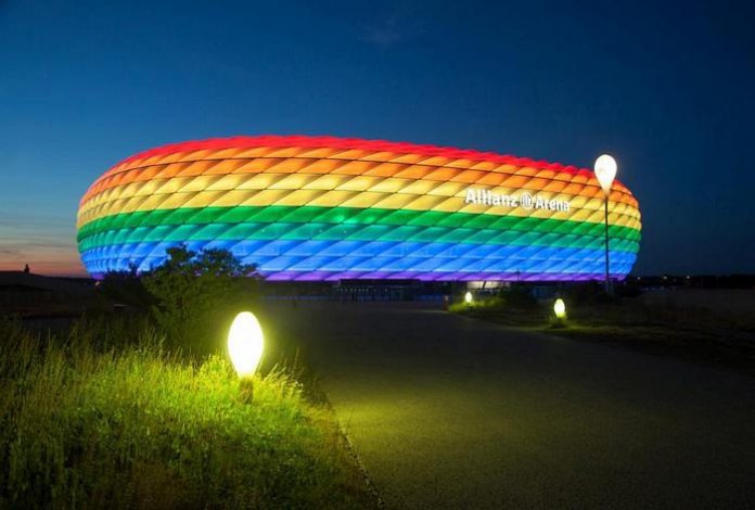Die beleuchtete Allianz Arena bei Nacht