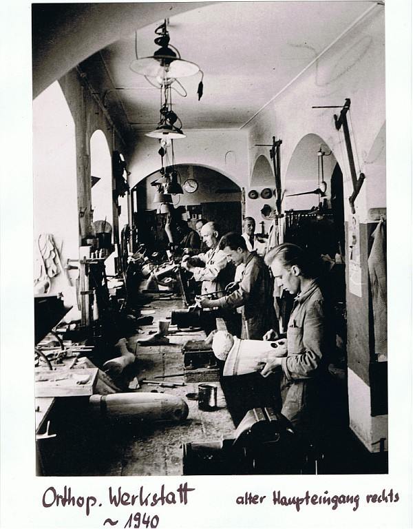 Mitarbeiter in der orthopädischen Werkstatt der Technischen Orthopädie Heidelberg im Jahr 1940.