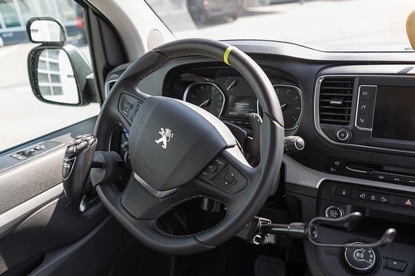 Cockpit des Peugeot Traveller mit angepasstem manuellen Gas-/Bremsschieber
