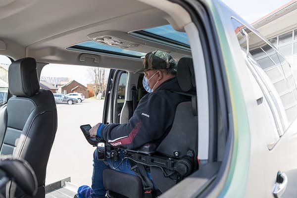 Umgebauter Peugeot Traveller mit ausfahrbarer Rollstuhlrampe