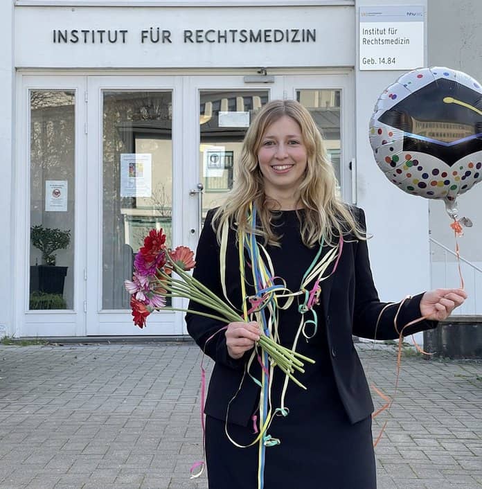Ronja Schmölders mit Blumen, Luftschlangen und Luftballon 