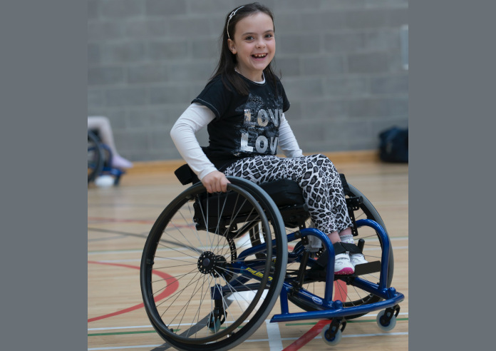 Mädchen im Rollstuhl beim Sport
