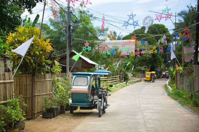 Eine weihnachtlich geschmückte Straße auf den Philippinen.