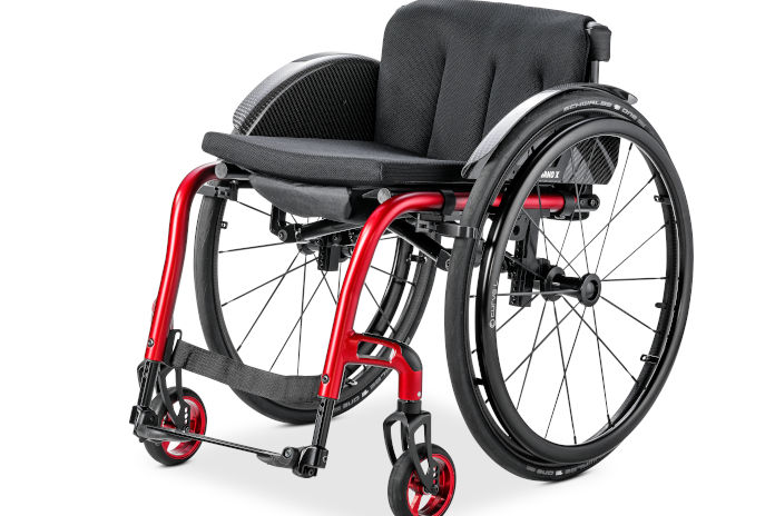 Der Rollstuhl Nano X ist von vorne abgebildet, er hat einen roten Rahmen. 