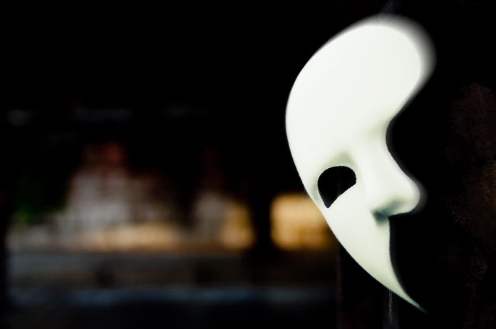 Eine weiße Phantommaske vor schwarzem Hintergrund