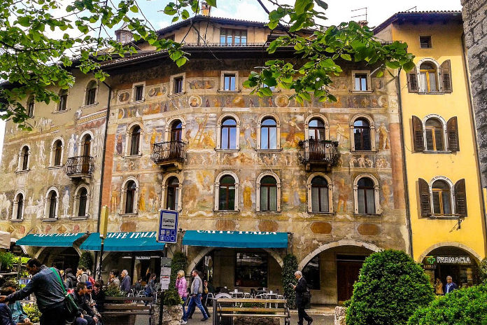 Eine alte, italienische Haus-Fassade in der Altstadt in Trento