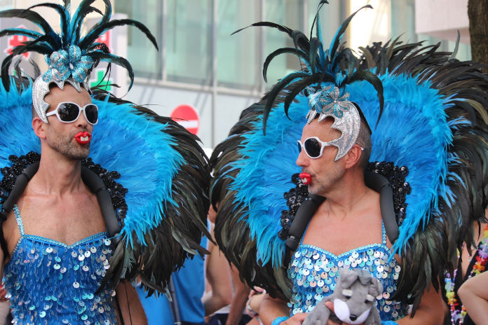 2 Männer in Kostümen (blau mit viel Glitzer) beim Karneval in Köln