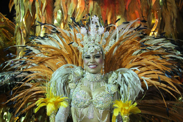 Eine brasilianische Frau im bunten Federkostüm zum Karneval in Rio de Janeiro.