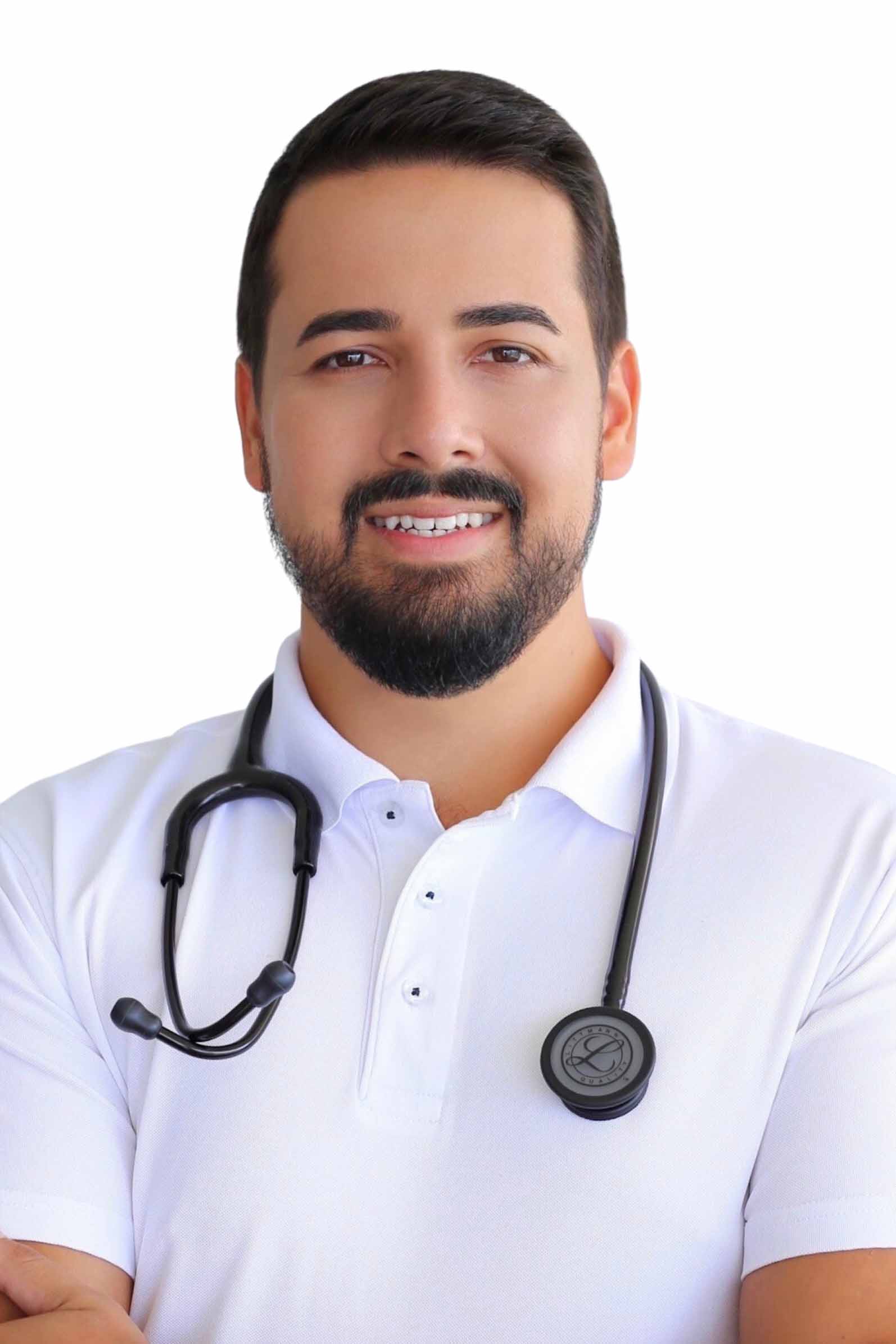 Ein junger Mann mit braunen Augen und Bart lächelnd in die Kamera. Er trägt ein weißes T-Shirt und um den Hals ein schwarzes Stethoskop.