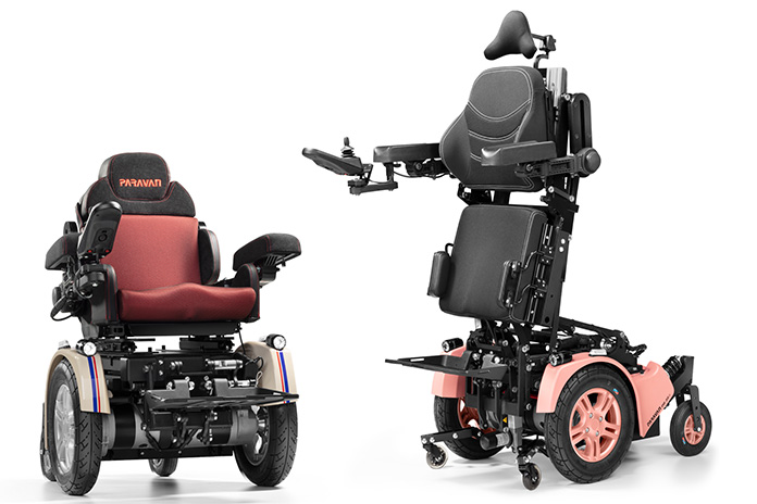 Produktfoto vom E-Rollstuhl PR35 von Paravan. Er ist zudem in Stehfunktion abgebildet