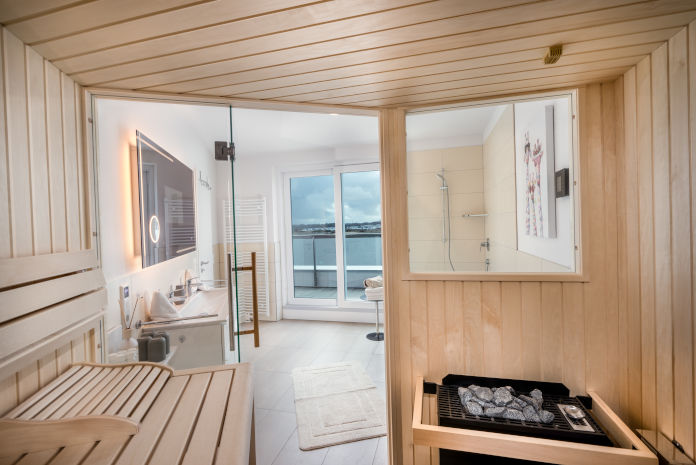 Eine integrierte Sauna im Badezimmer eines Penthouses.