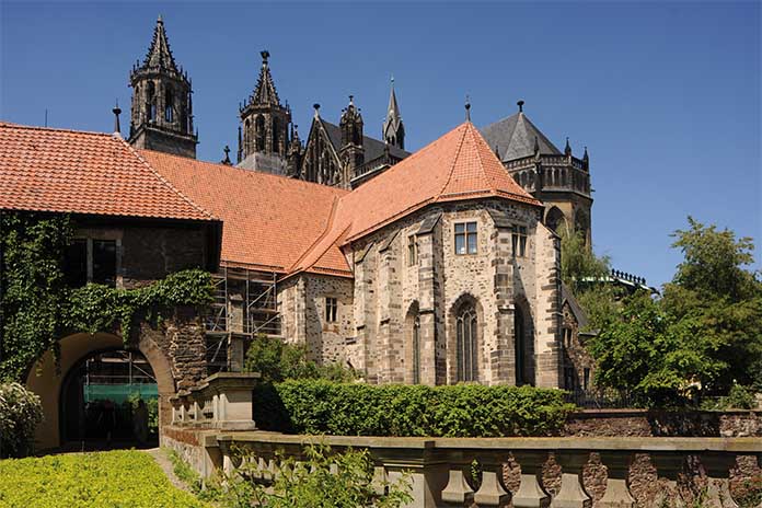 Magdeburger Dom in der Ansicht von hinten, in Gotischem Stil gebaut. Im Hintergund, über dem Dach, die Türme. 