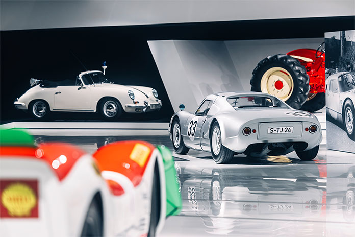 Im Porsche Museum. Verschiedene Porsche Fahrzeuge in unterschiedlichen Farben.