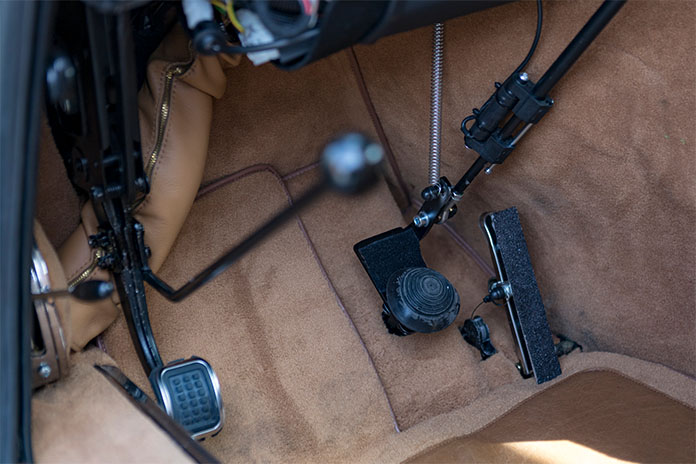 Fußraum des Citroen DS mit schwarzem Gestänge für die Anpassungen für eine Steuerung der Pedalen mit den Händen. 